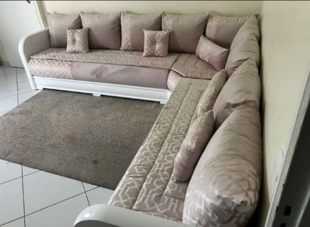 Salon marocain sur mesure Izamz : élégance, confort et artisanat 15 Salon Marocain blanc - Seddari - matelas - lhaf coussins - tapis