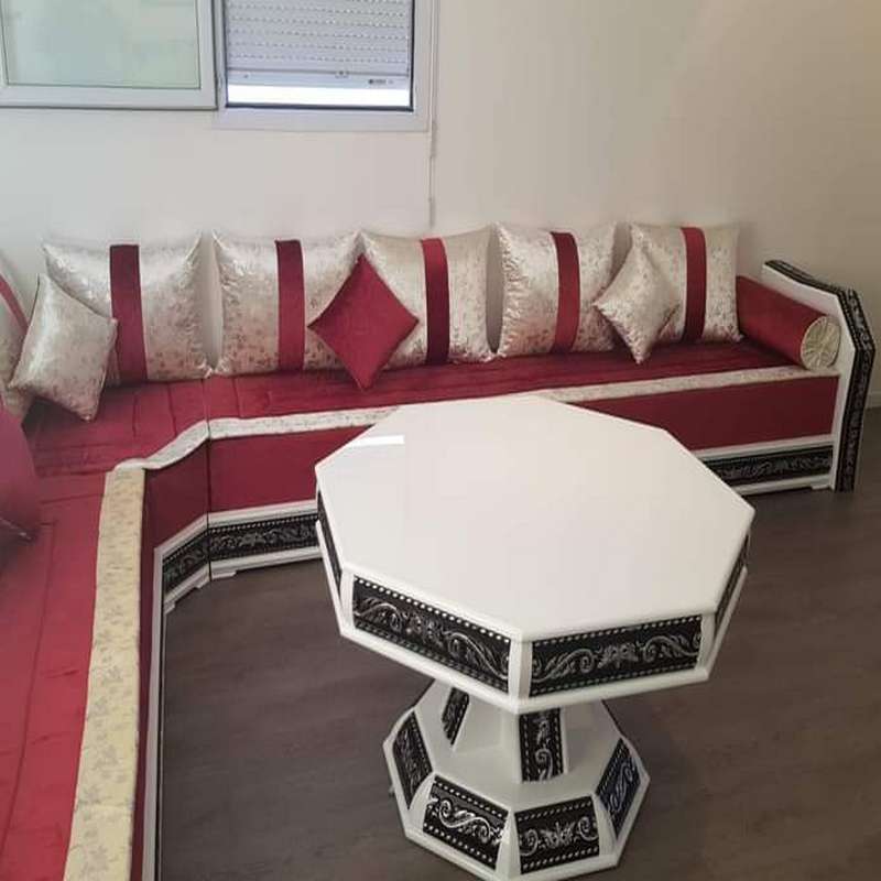Salon marocain sur mesure Izamz : élégance, confort et artisanat 21 Salon Marocain rouge seddari seddari angle tapis table octogonale