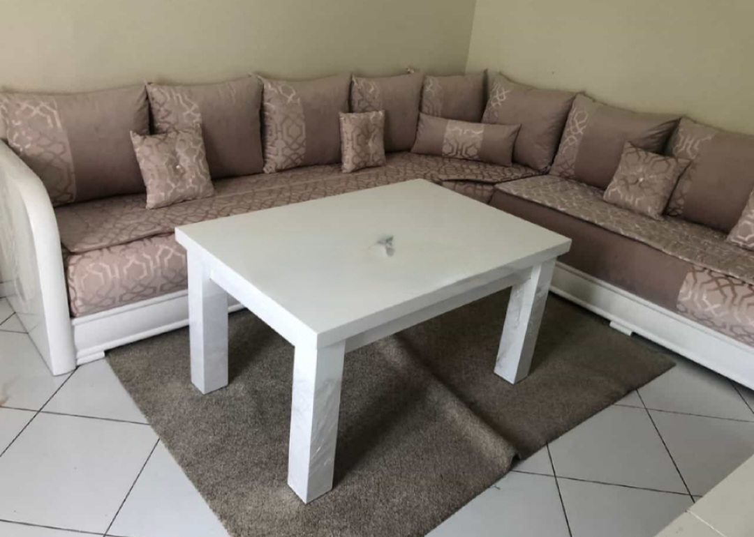 Salon marocain sur mesure Izamz : élégance, confort et artisanat 17 Salon Marocain seddari seddari angle tapis table carré