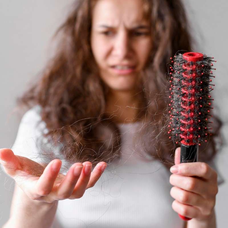chute de cheveux - femme - brosse