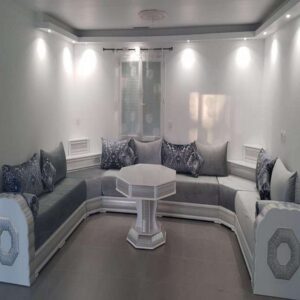 Salon Marocain sur mesure avec seddari blancs, matelas coussins, deux seddaris d'angle et une table octogonale blanche