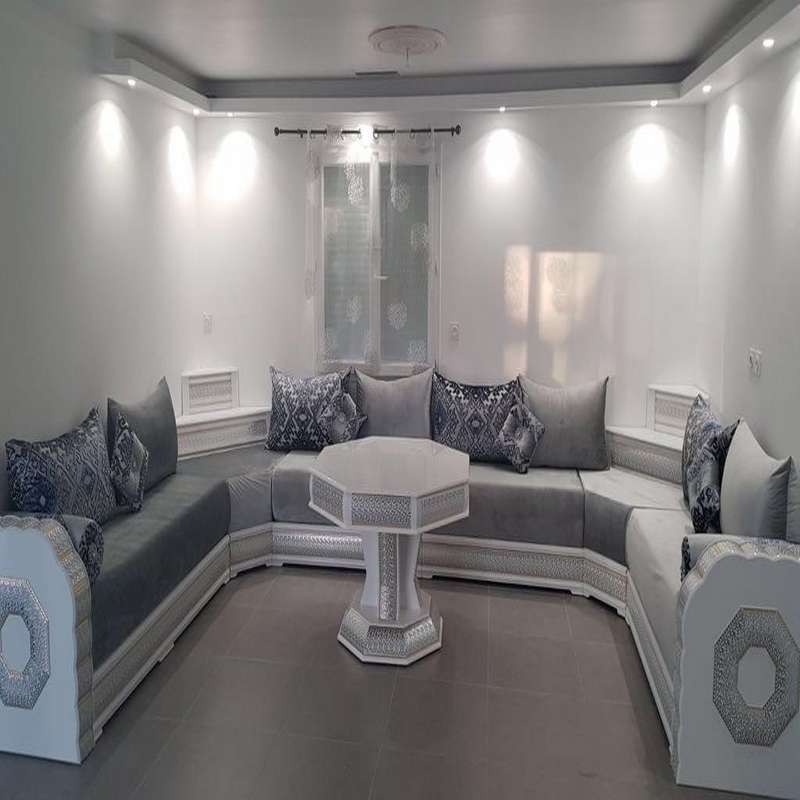 Salon marocain sur mesure Izamz : élégance, confort et artisanat 1 Salon Marocain sur mesure avec seddari blancs, matelas coussins, deux seddaris d'angle et une table octogonale blanche