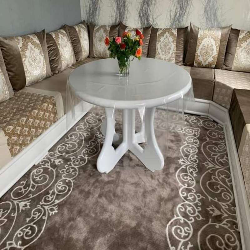 Salon marocain sur mesure Izamz : élégance, confort et artisanat 16 Salon Marocain sur mesure izamz avec seddari, seddari angle ,tapis et une table ronde