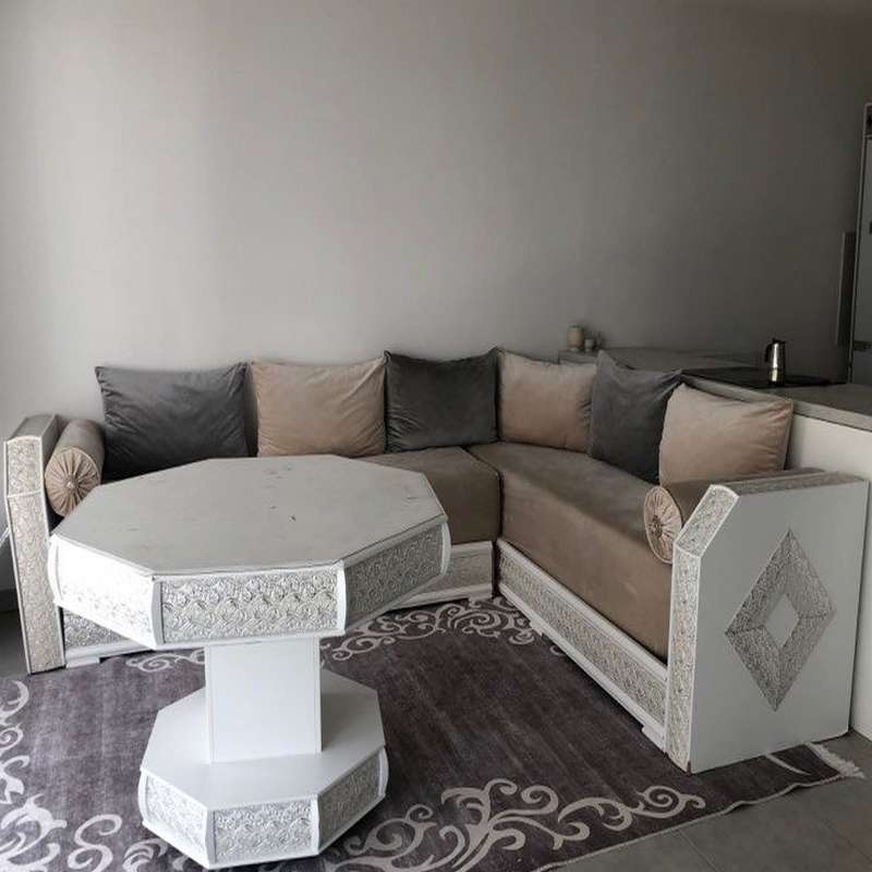 Salon marocain sur mesure Izamz : élégance, confort et artisanat 14 Salon Marocain seddari tapis table octogonale