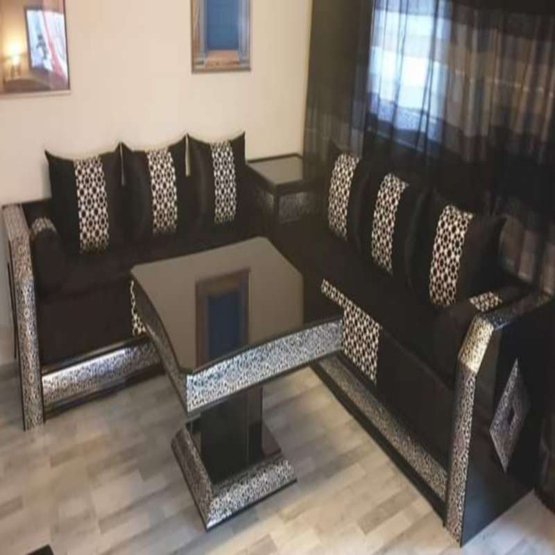 Salon marocain sur mesure Izamz : élégance, confort et artisanat 9 Salon Marocain noir coffre table